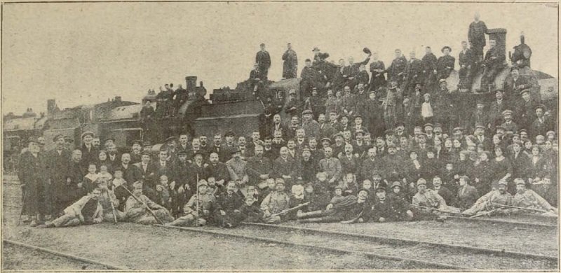 A galíciai hős vasutasok csoportképe (Forrás: adt.arcanum.hu/Tolnai Világlapja, 1914. november 22.) Hősvasutasok_TolnaiVL1.jpg