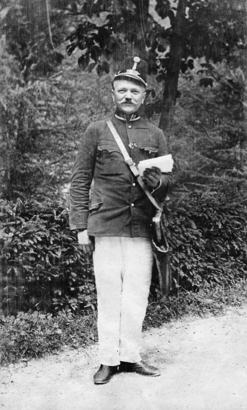 Postás a Liptó vármegyei Fenyőházán 1913-ban (Forrás Fortepan 55234 képszám) fortepan_55234a.jpg