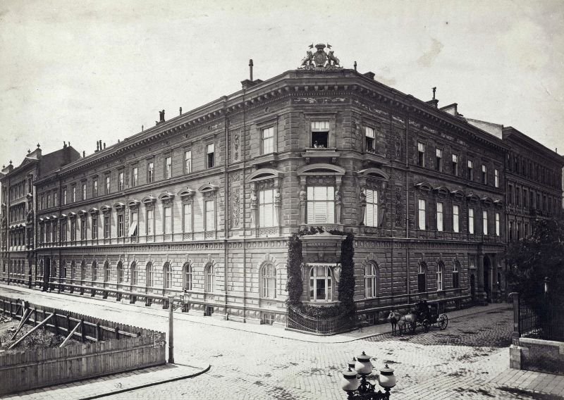A palota homlokzata 1872 körül Klösz György felvételén (Forrás: Fortepan/Budapest Főváros Levéltára. Levéltári jelzet: HU.BFL.XV.19.d.1.05.172) 03 fortepan_82100.jpg