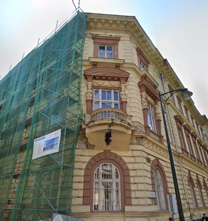 A palota sarokhomlokzata a felújítás kezdetén, 2022-ben (Forrás: Google Maps) 04 kezdet.jpg