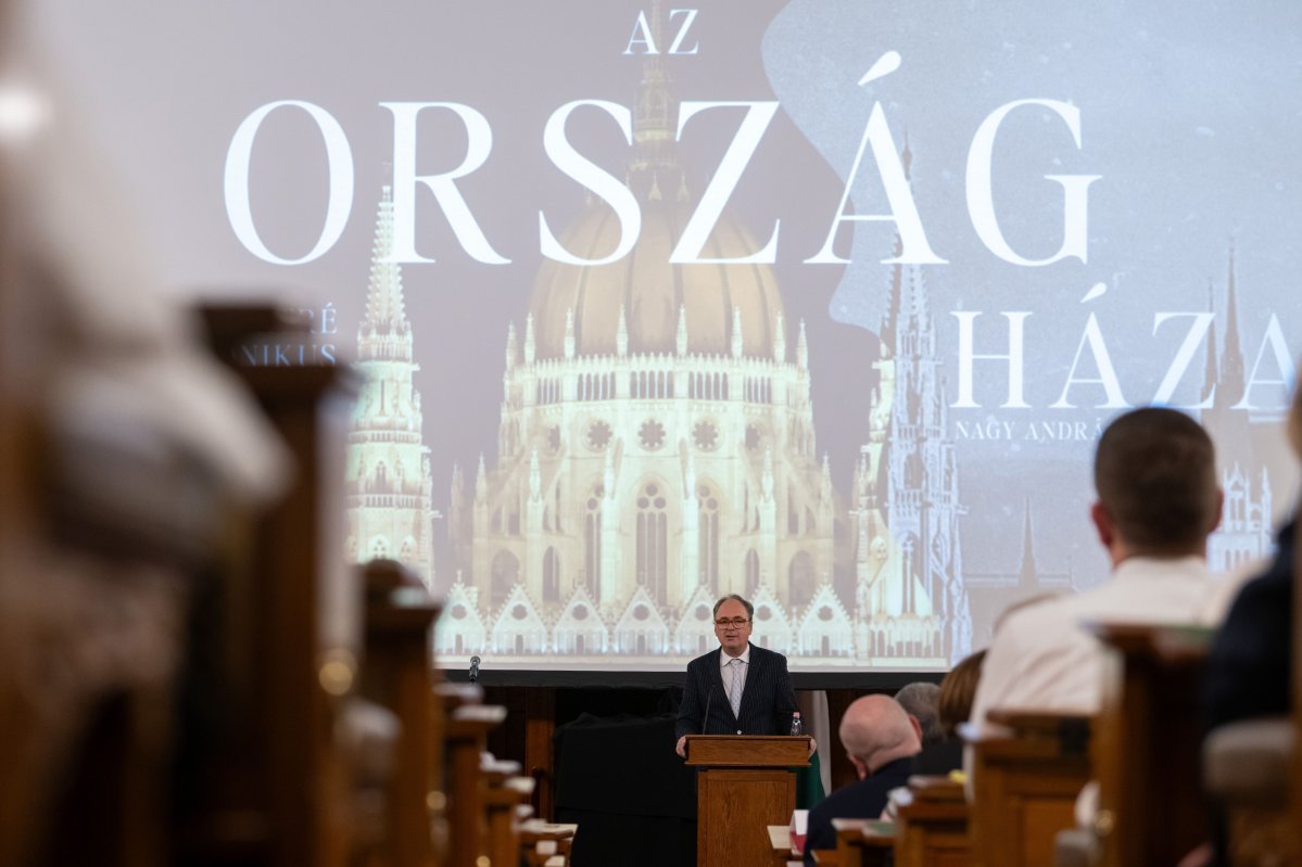 Káel Csaba, a magyar nemzeti mozgóképipar fejlesztéséért felelős kormánybiztos beszédet mond Az ország háza című dokumentumfilm díszbemutatóján a Parlament Főrendiházi üléstermében (Fotó: MTI/Purger Tamás) D_PRG20240611010 (1).jpg