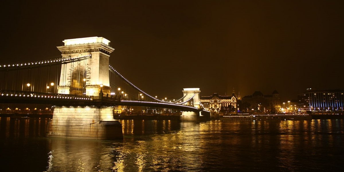 1280px-Lánchíd_(17._számú_műemlék)_53.jpg