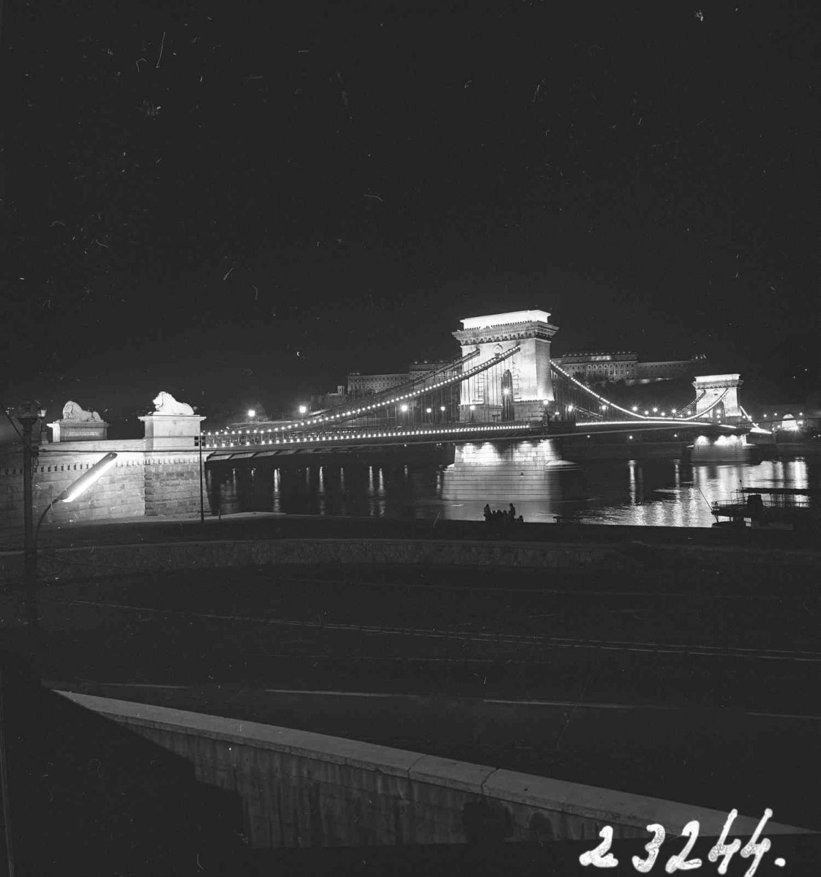 A híd díszkivilágítása az 1970-es években (fotó: Magyar Műszaki és Közlekedési Múzeum, LTSZN: TFGY 2018.1580.87) MMKM_TFGY_2018_1580_87.jpg