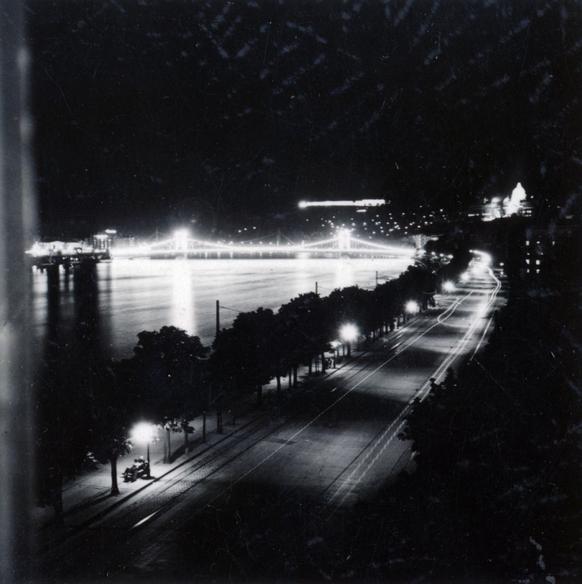 A híd 1938-as díszkivilágítása (Fotó: Fortepan/Képszám 160472) fortepan_160472.jpg