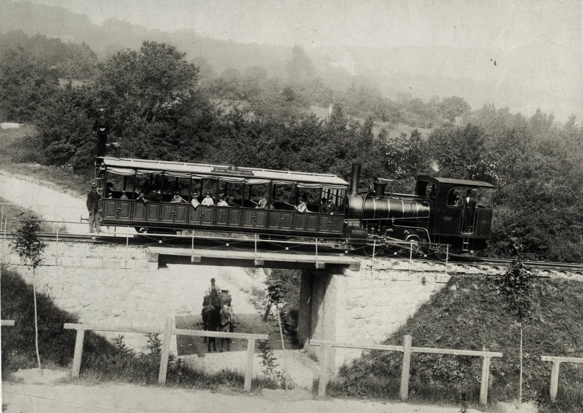 A fogaskerekű mozdonya mindig a kocsi völgy felöli végén volt, felfelé tolta a kocsit (Fortepan / Budapest Főváros Levéltára. Levéltári jelzet: HU.BFL.XV.19.d.1.06.06) fortepan_82324.jpg