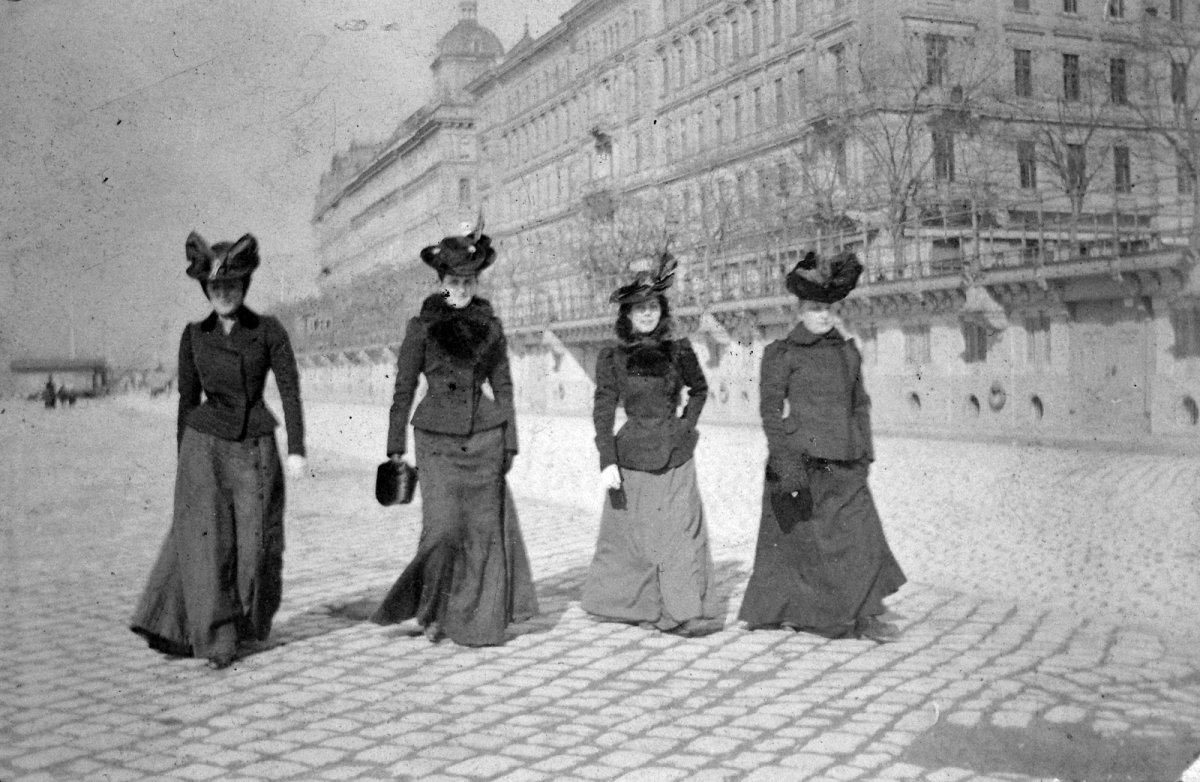 Az 1902 ben a rakparton sétáló elegáns hölgyek mögött a 2-es villamos frissen elkészült viaduktja látható. (Fotó: Fortepan/képszám 22043) fortepan_22043.jpg