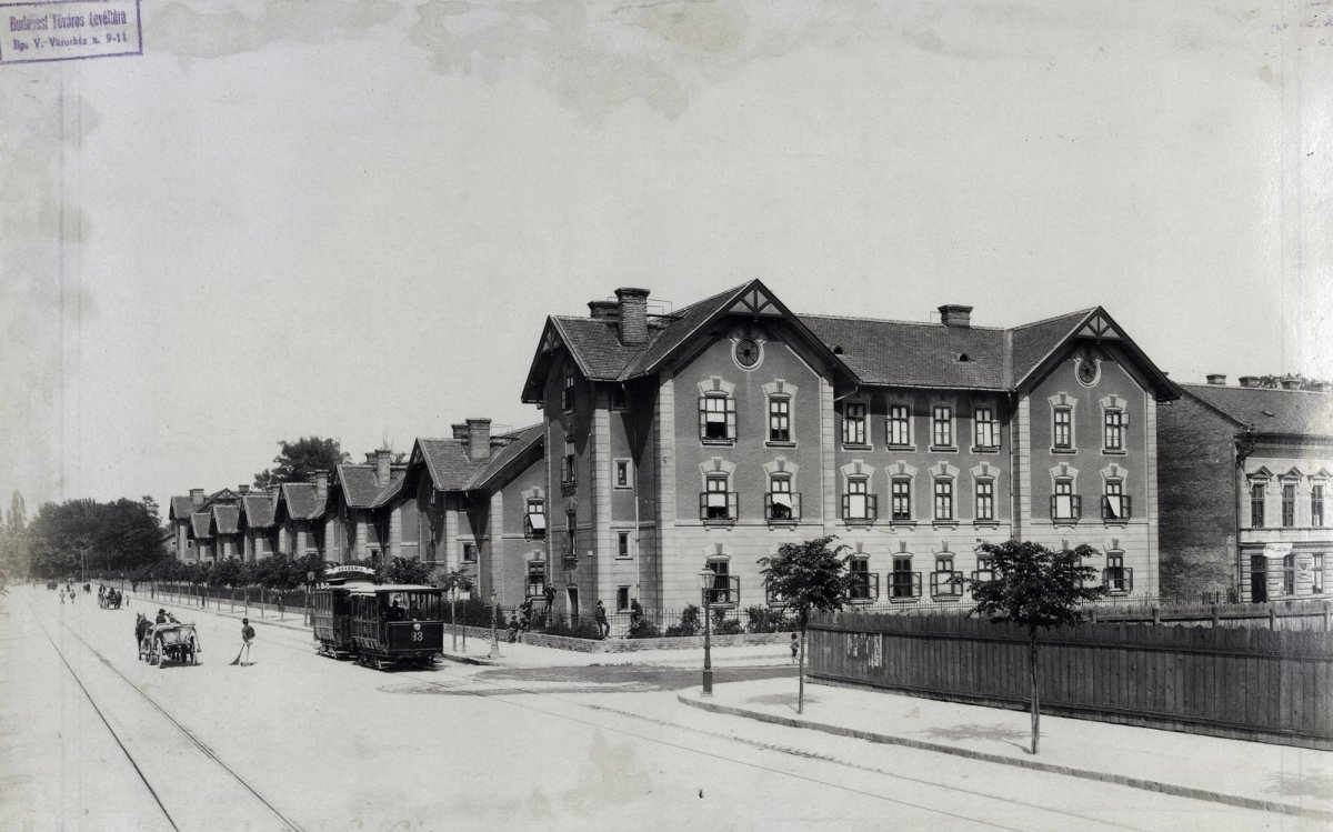 Villamos a Podmaniczky utcában (Fotó: Fortepan / Budapest Főváros Levéltára. Levéltári jelzet: HU.BFL.XV.19.d.1.07.030) fortepan_82354.jpg
