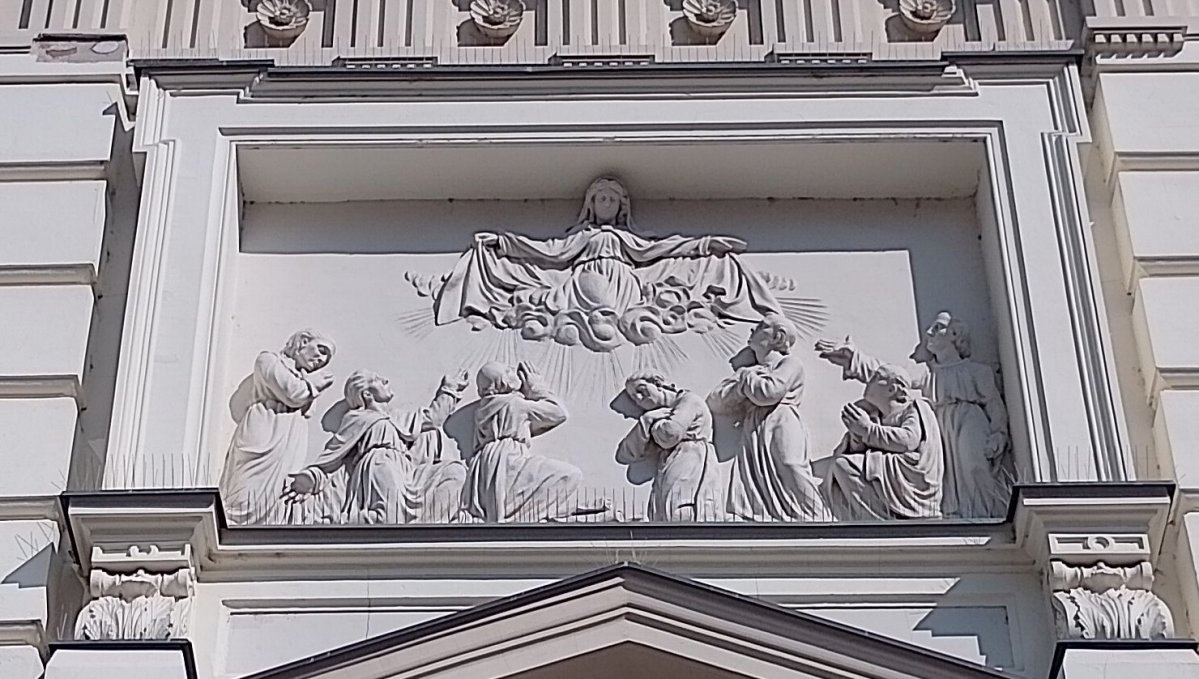 A Szervita Rend alapítói a pesti templom homlokzati domborművén (Fotó: Bodó Péter/pestbuda.hu) 01 szervita.jpg