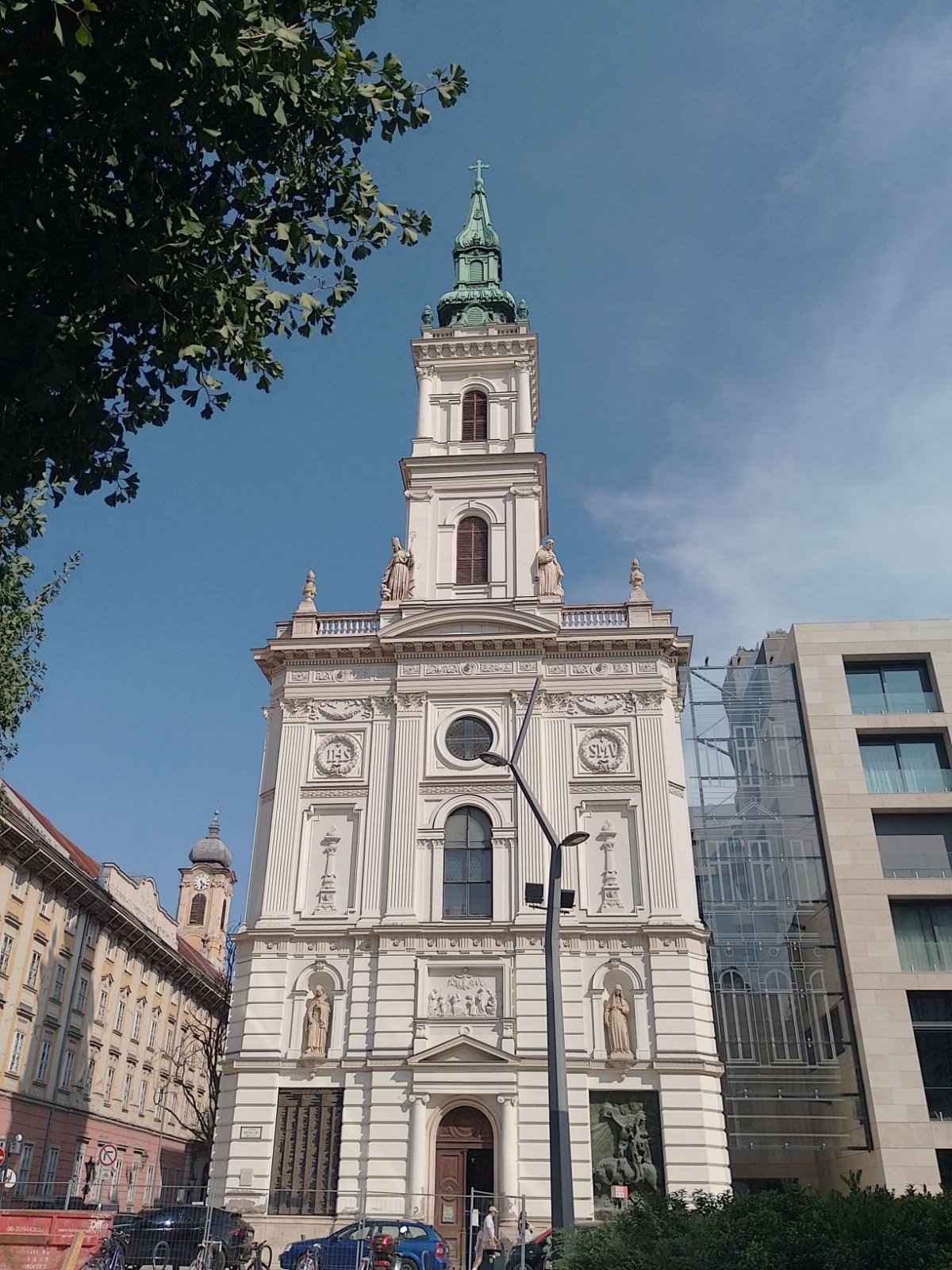 A templom főhomlokzata napjainkban (Fotó: Bodó Péter/pestbuda.hu) 05 szervita manapság.jpg
