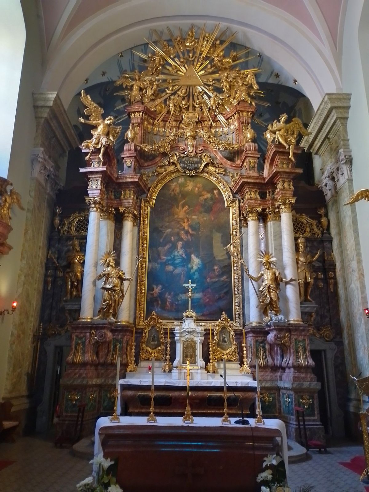 A templom főoltárára Szent Anna-képet helyeztek (Fotó: Bodó Péter/pestbuda.hu) 06 főoltár.jpg