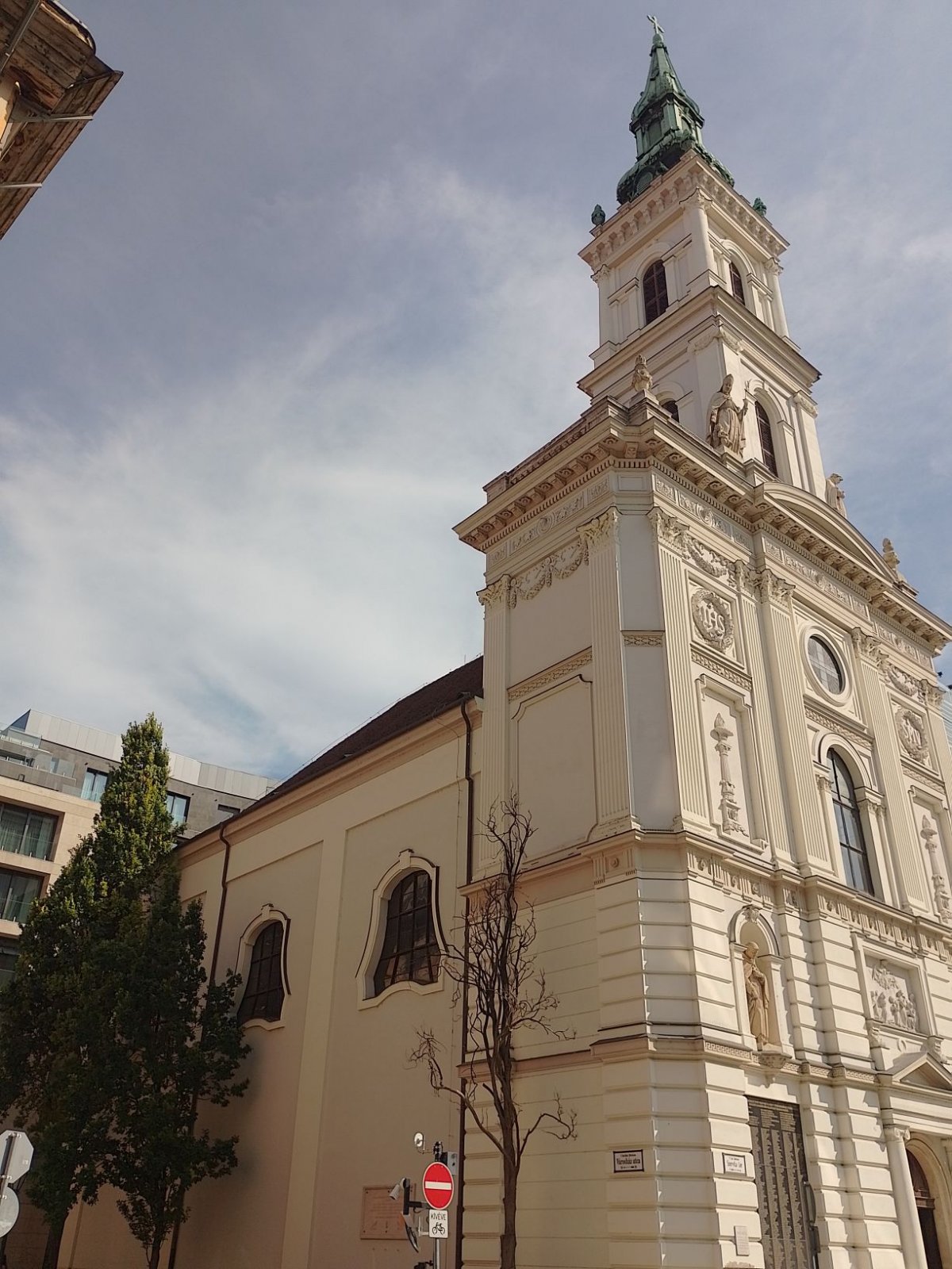 A templom Városház utcai oldalhomlokzatán lant alakú ablakok nyílnak (Fotó: Bodó Péter/pestbuda.hu) 08 lant ablak.jpg