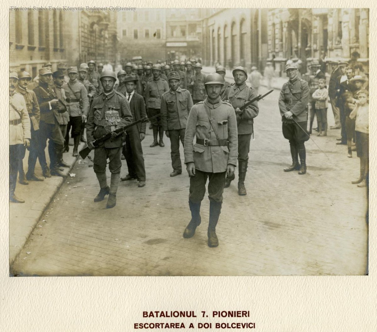 Letartóztatott kommunistákat kísérő román gyalogos katonák (FSZEK Budapest Gyűjtemény) románok-2.jpg