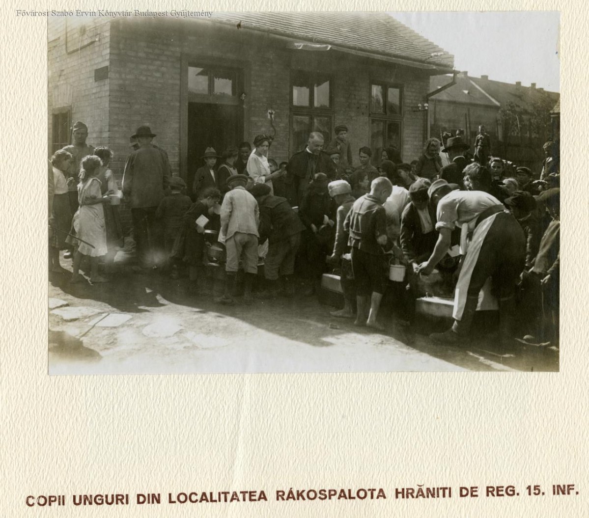 Propagandafogás a javából: román katonai ételosztás a rákospalotai gyerekeknek (Fővárosi Szabó Ervin Könyvtár, Budapest Képarchívum, leltári szám: 080641) románok-14.jpg