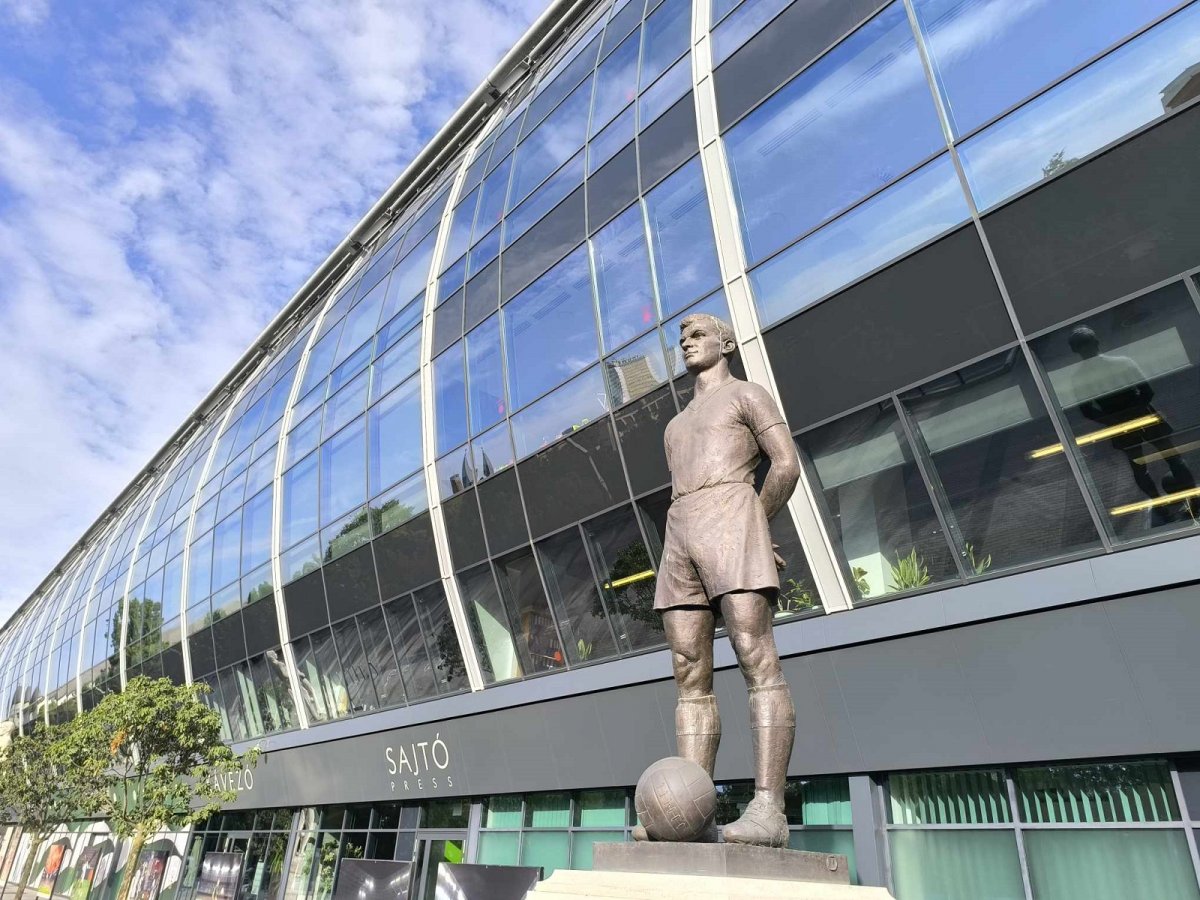 Kocsis Sándor, az Aranycsapattal olimpiai bajnok labdarúgó szobra a Groupama Aréna mögött (Fotó: Bukovszki Péter/pestbuda.hu) Kocsis Sándor s.jpg