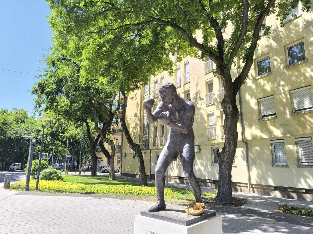 Papp László szobra a róla elnevezett téren áll, egykori lakóhelye közelében, a XIII. kerületben (Fotó: Bukovszki Péter/pestbuda.hu) Papp László szobra.jpg