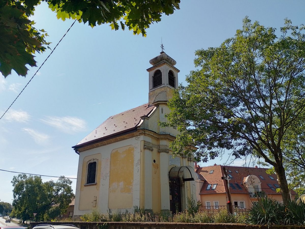 A kisebb dombon álló kápolna barokk stílusban épült (Fotó: Bodó Péter/pestbuda.hu) 02 főhomlokzat1.jpg