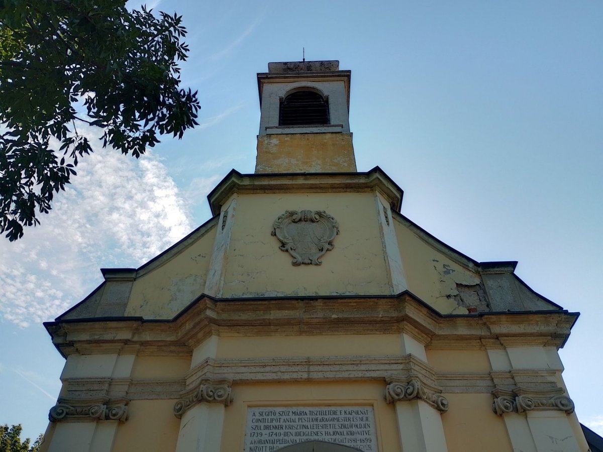 A kétrészes párkány fölötti oromzatban rokokó címer kapott helyet (Fotó: Bodó Péter/pestbuda.hu) 03 párkány és címer.jpg