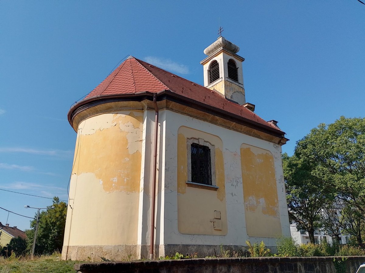 Az északi oldalhomlokzat a félkörívesen záródó szentéllyel (Fotó: Bodó Péter/pestbuda.hu) 04 északi oldal.jpg