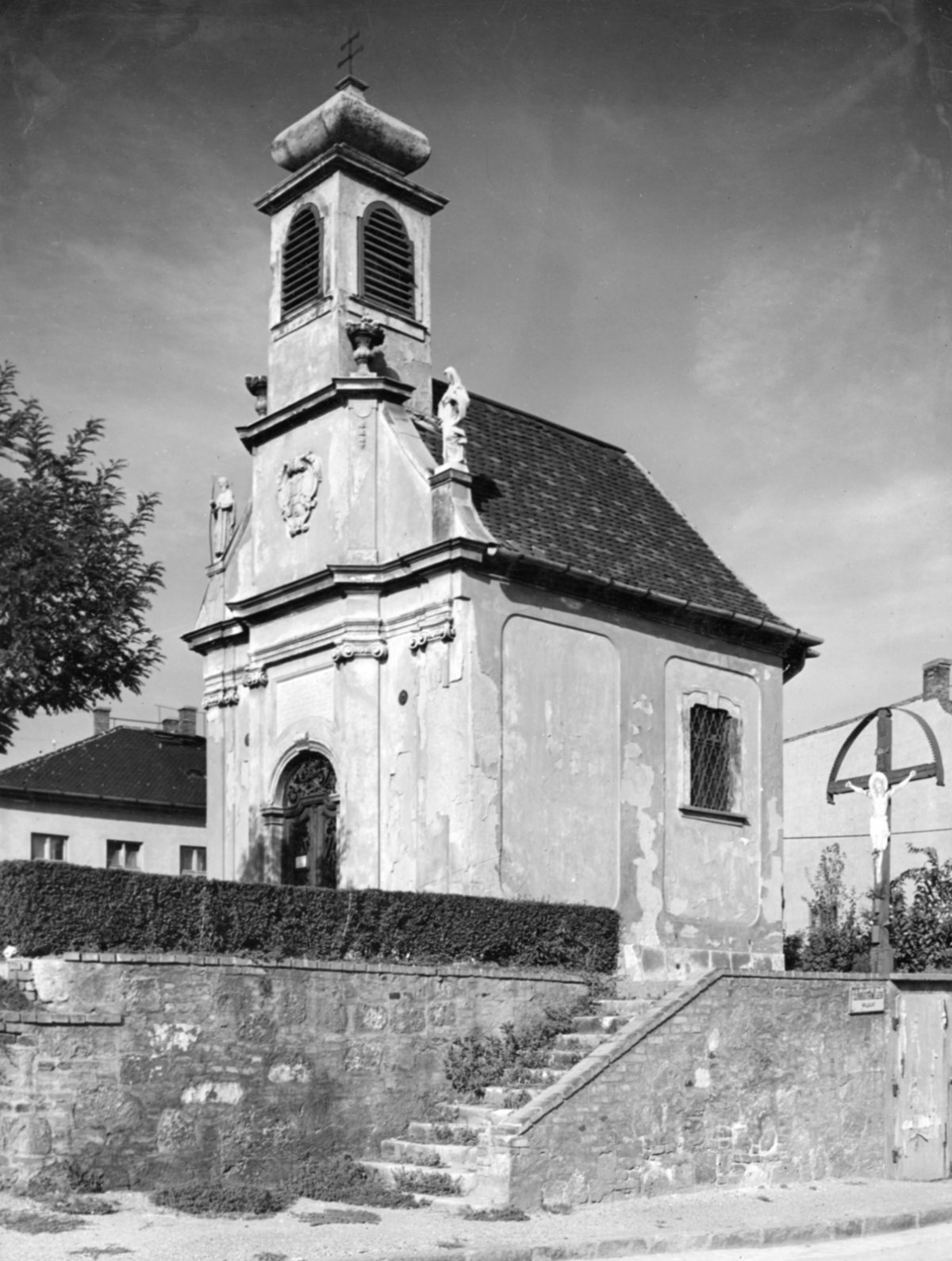 Ezen az 1954-ben készült felvételen még látható az oromzat sarkain álló két szobor (Forrás: Fortepan/Képszám: 26792) 06 fortepan_26792.jpg