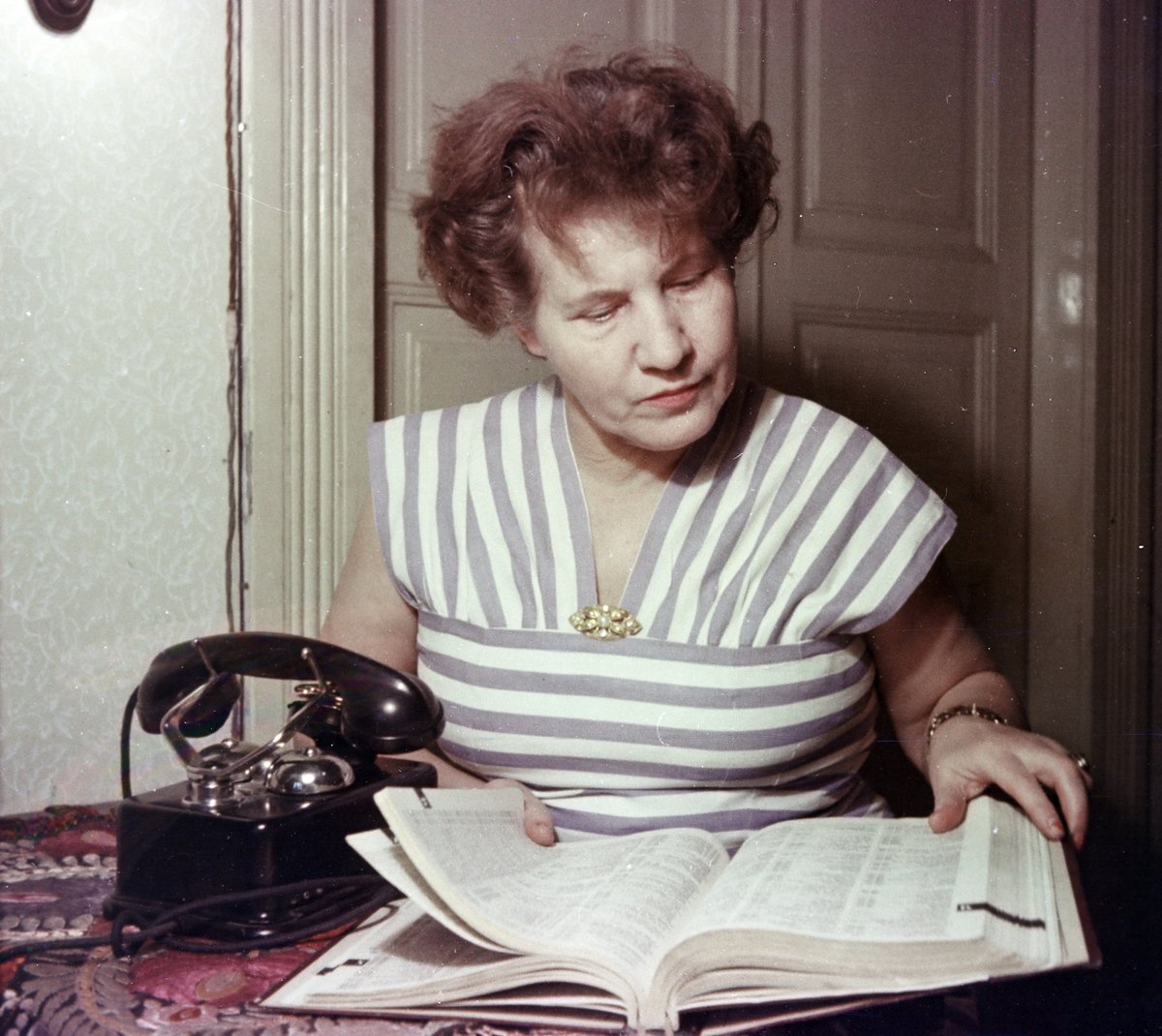 Vezetékes telefon és telefonkönyv az 1950-es években (Fotó: Fortepan/képszám: 254821) fortepan_254821 (1).jpg