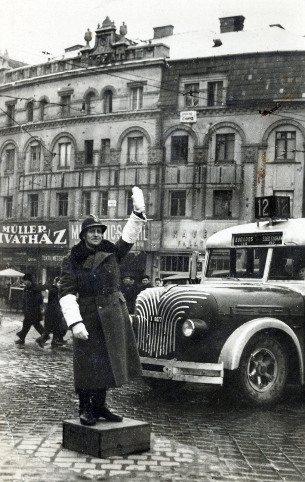 Egy "harcsa" 12-es 1948-ban Fotó: Forepan/képszám 221630) fortepan_221630 (1).jpg