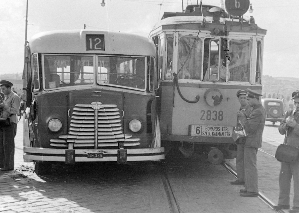 A 6-os villamos és a 12-es busz vetélkedése néha balesettel járt. (Fotó: Fortepan/Magyar Rendőr) fortepan_16623.jpg