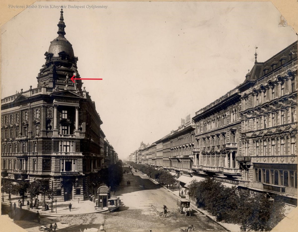 A Fonciére Biztosító Társaság díszes, kupolás palotája az Andrássy út elején. A timpanon tetején a Hermész szoborral (Forrás: FSzEK Budapest-Gyűjtemény) Fonciére Biztosító Társaság-1.jpg