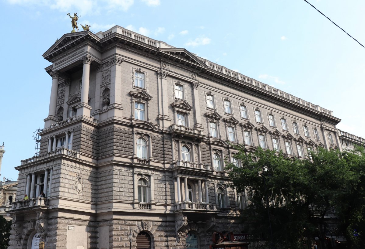 Az Andrássy út 2. szám alatt álló, Fonciére Biztosító Társaság építtette palota ma már kupola nélkül, tetején a Hermész szoborral (Fotó: Dubniczky Zsolt/pestbuda.hu) forcpalota.jpg