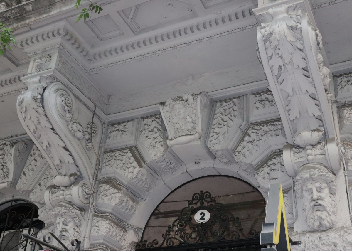 Hermészt ábrázoló fej az épület Andrássy úti bejárata fölött, a kapu zárókövében (Fotó: Dubniczky Zsolt/pestbuda.hu) forc2.jpg