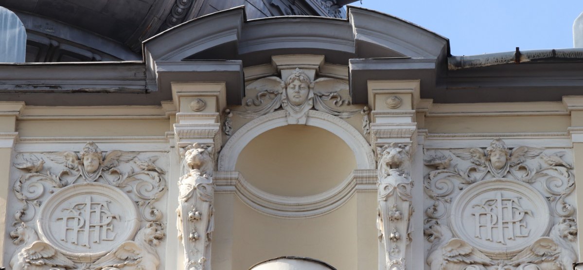 Az épület oldalrizalitjának tetején lévő pavilonon szimmetrikusan helyezték el egykor az építtetőre utaló PHETP monogramot (Fotó: Dubniczky Zsolt/pestbuda.hu) IMG_6859.jpg