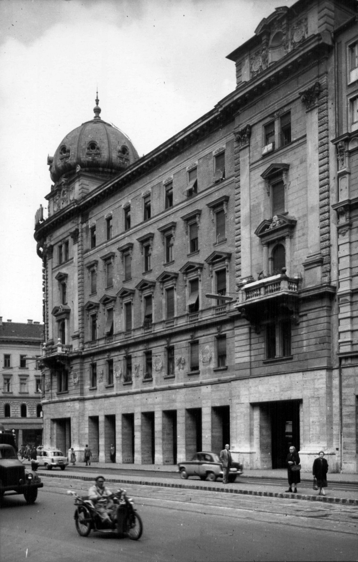 Az épület az 1960-as években szobor nélkül (Forrás: Fortepan, 102348) fortepan_102348 (1).jpg