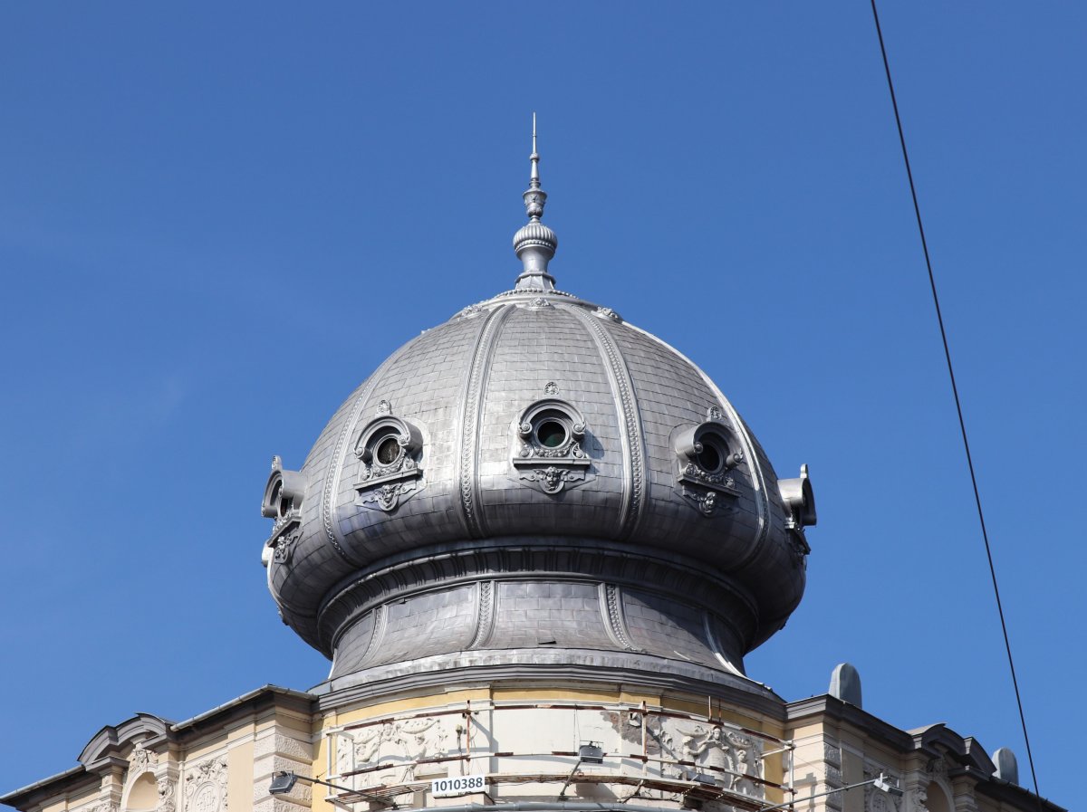 Az épület elegáns kupoláját ma Hermész szobra helyett egy csúcsdísz díszíti (Fotó: Dubniczky Zsolt/pestbuda.hu) IMG_6876.jpg