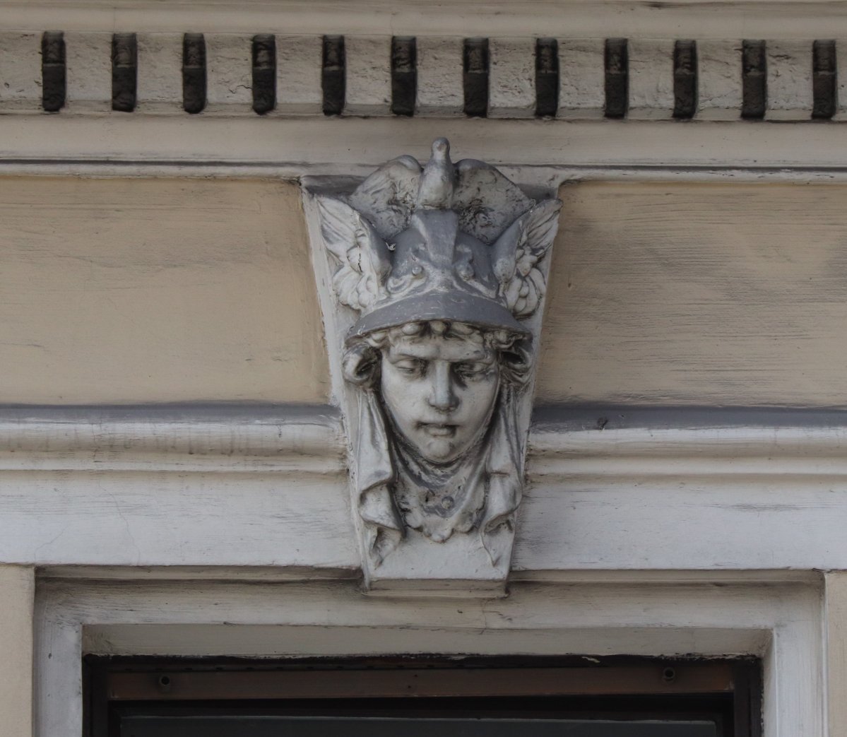 Az egykori takarékpénztári épület első emeleti ablakát Hermész fejdomborműve díszíti (Fotó: Dubniczky Zsolt/pestbuda.hu) IMG_6861.jpg