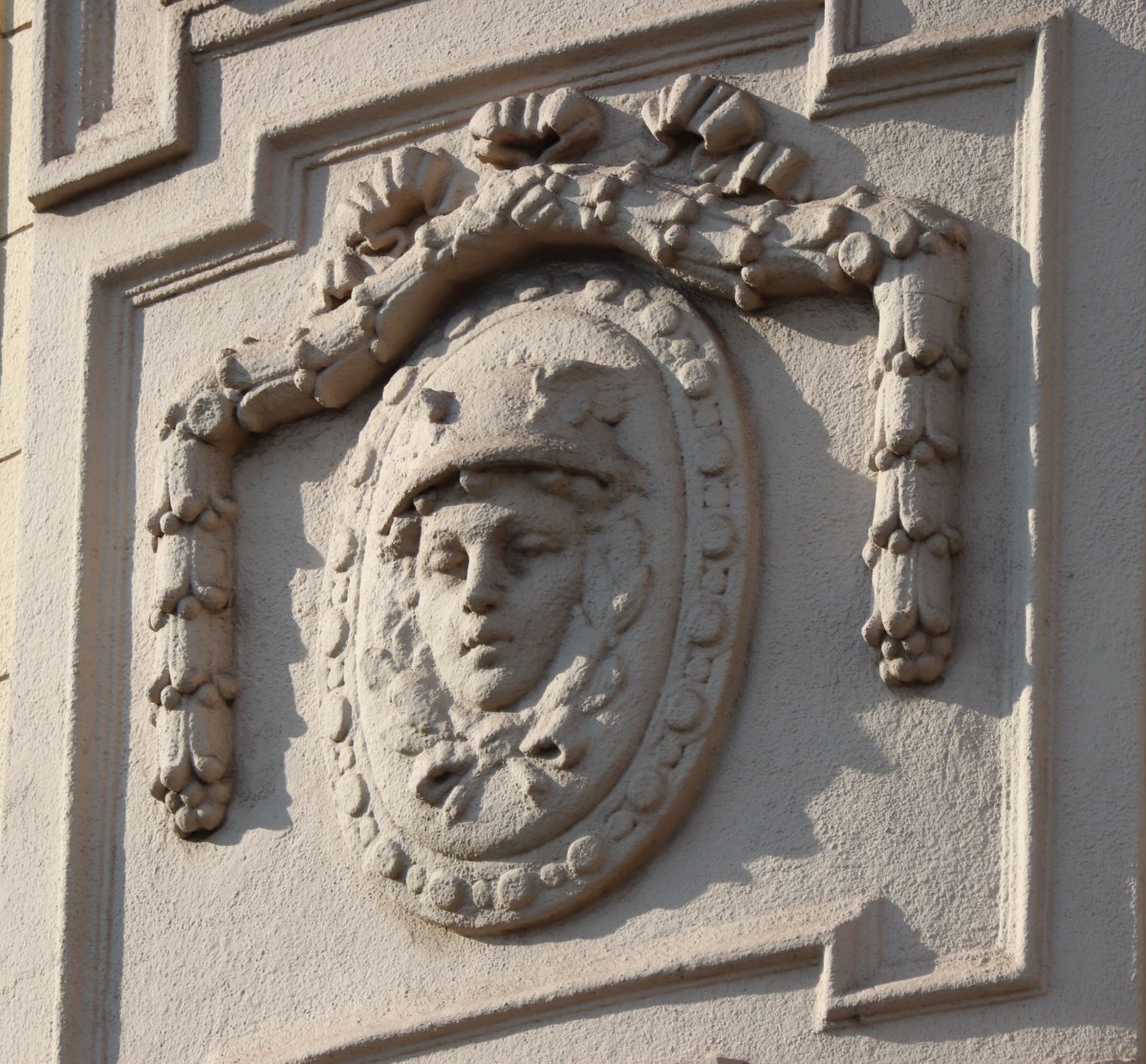 A postaépület sarokrészén látható Hermész fejdombormű (Fotó: Dubniczky Zsolt/pestbuda.hu) IMG_6898.jpg