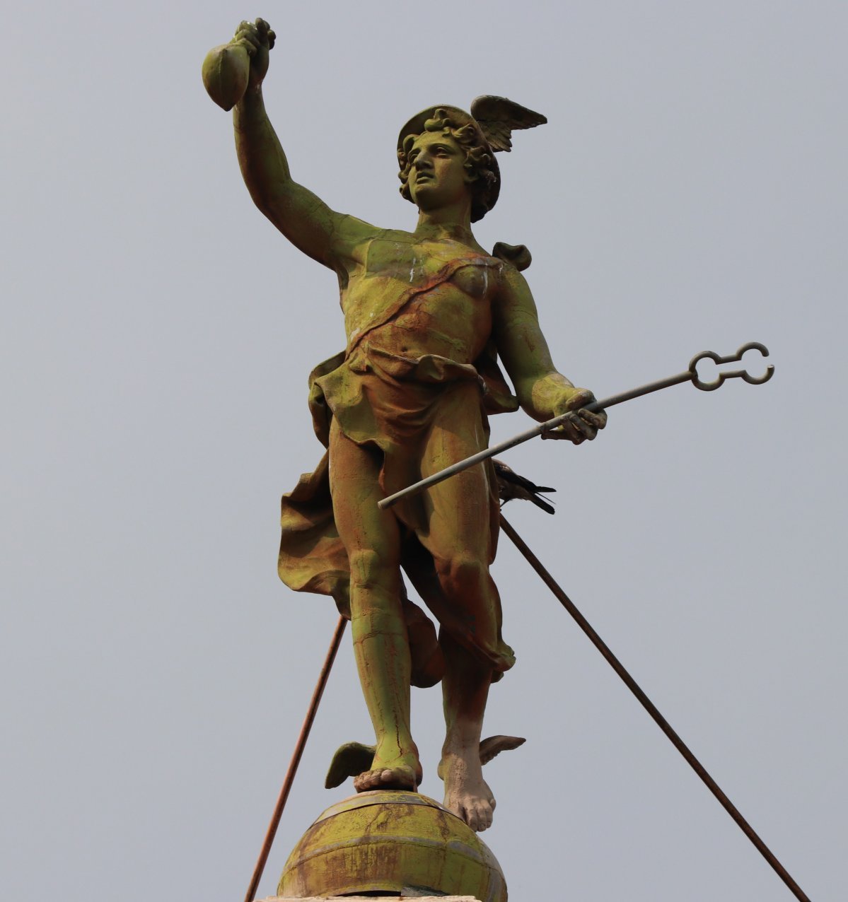 Hermész szobra a Fonciére Biztosító Társaság egykori épületének tetején (Fotó: Dubniczky Zsolt/pestbuda.hu) thumb_7776_default_big.jpg