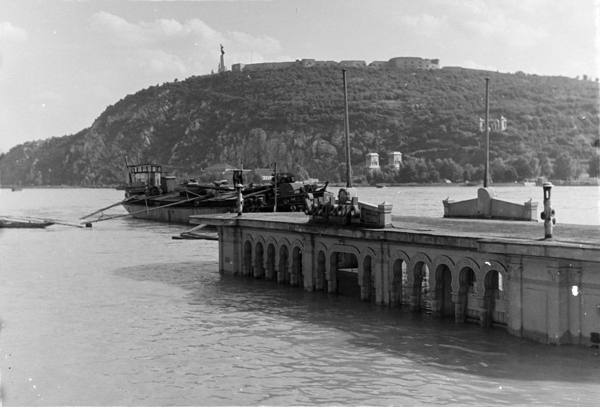 Látkép árvíz idején a Dunakorzó felől a Vigadó (Molotov) téri hajóállomás és a Gellért-hegy felé 1954-ben (Fotó: Fortepan/Képszám: 197079) fortepan_197079 (1).jpg