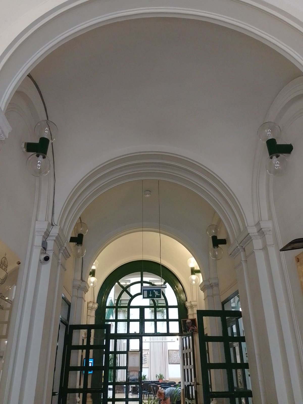 A Veres Pálné Gimnázium kapualja és aulája napjainkban (Fotó: Bodó Péter/pestbuda.hu) 08 aula.jpg
