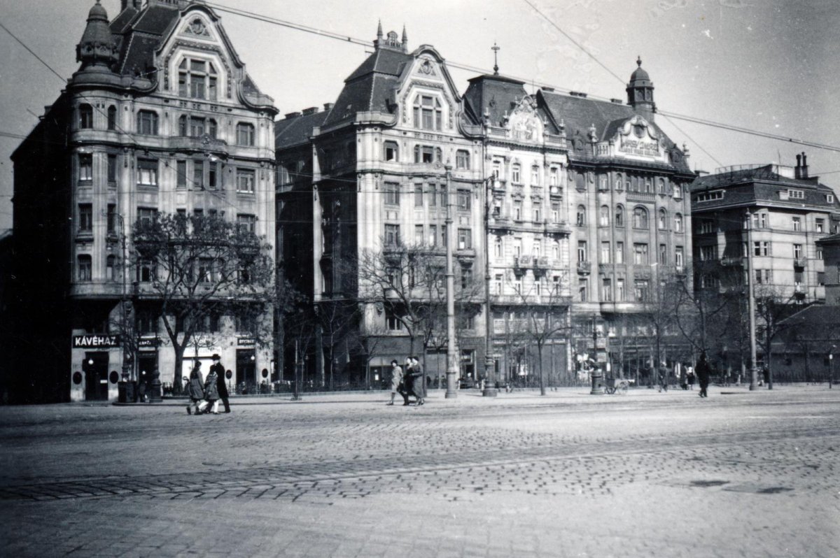 A teherforgalomnak a Kiskörút felé kellett kerülnie (Fotó: Fortepan/ képszám: 230852) fortepan_230852.jpg