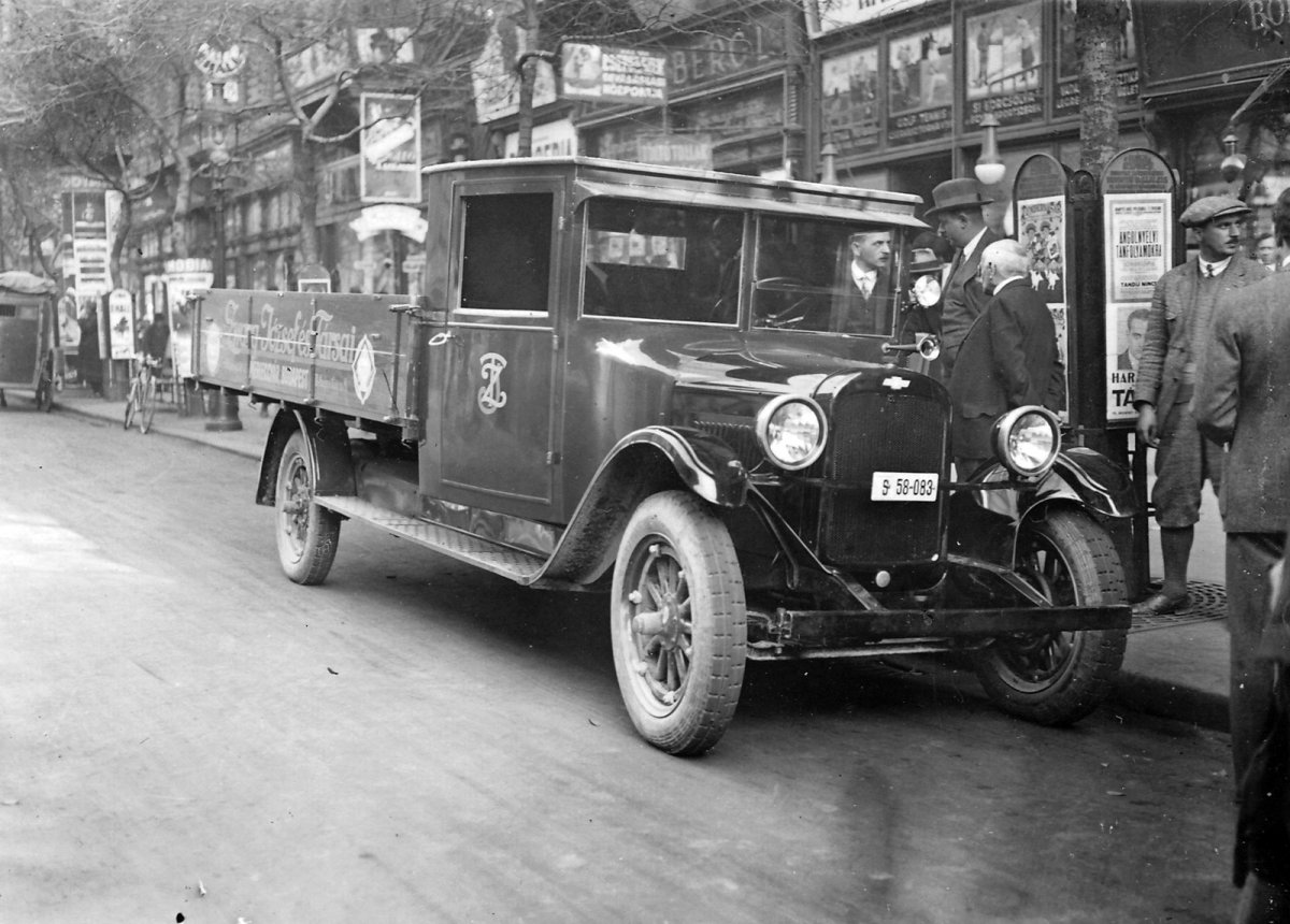Egy Chevrolet teherautó, jól látszik a kézi kürt (fotó: Fortepan / National Archives (USA), Négyesi Pál) fortepan_20891.jpg