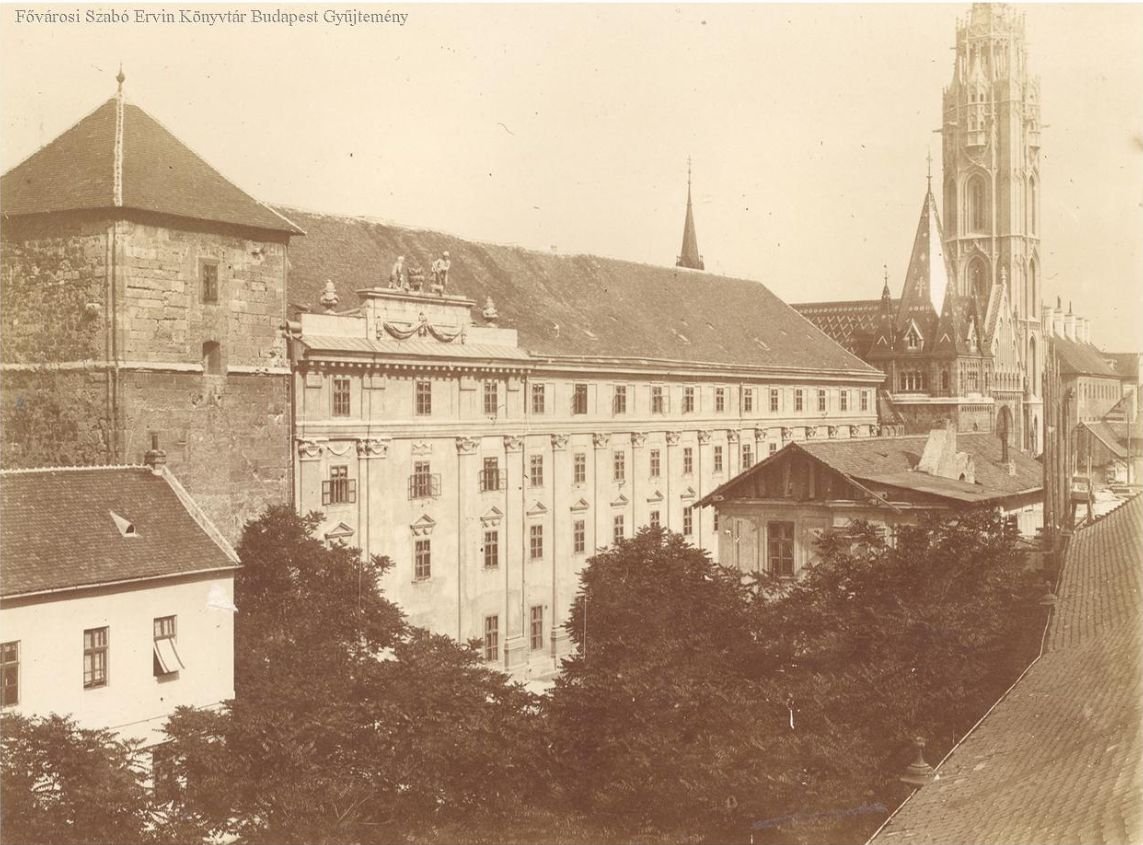Az iskola első otthona az egykori Jezsuita Kollégium volt, melynek helyén ma a Hilton Szálloda működik (Forrás: FSZEK Budapest Gyűjtemény) 02 kollégium.jpg