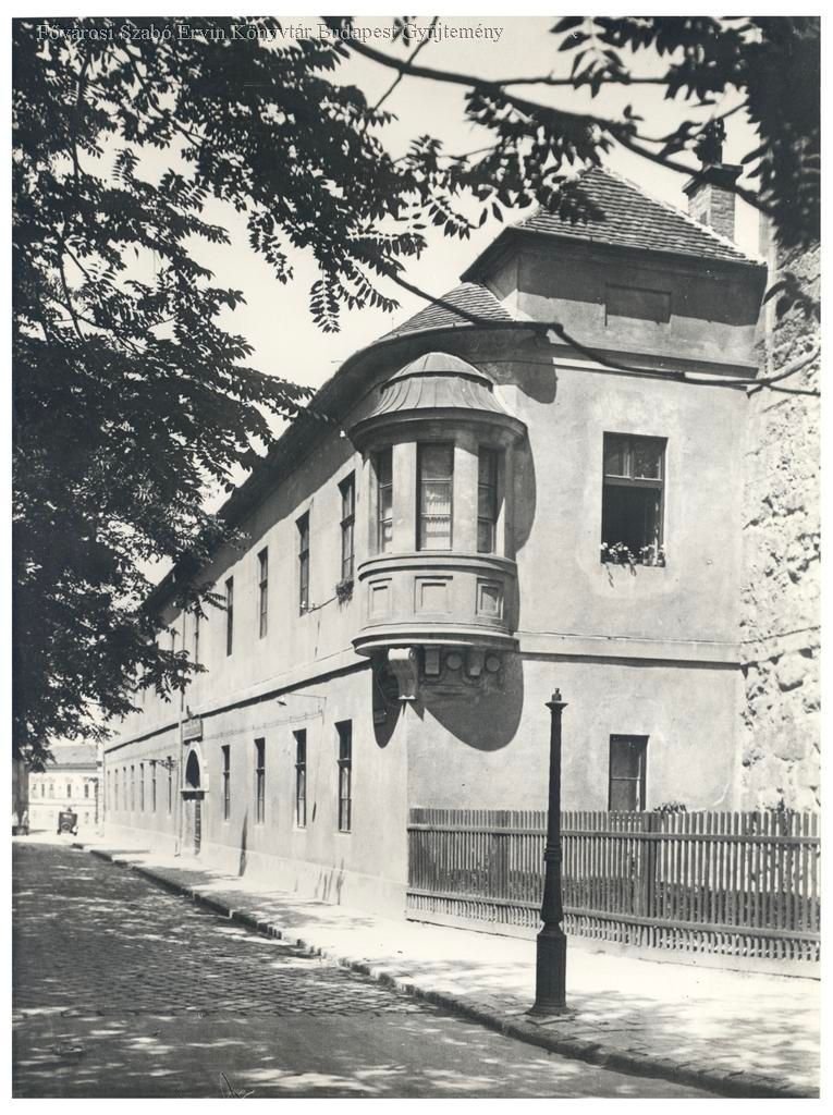 Az élelmiszerraktárból átalakított iskolaépület (Forrás: FSZEK Budapest Gyűjtemény) 04 iskola.jpg