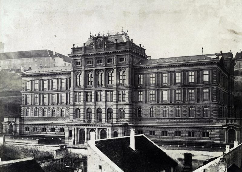 Az Ilona utcára néző neoreneszánsz főhomlokzat a XIX. század végén (Forrás: Fortepan/Budapest Főváros Levéltára. Levéltári jelzet: HU.BFL.XV.19.d.1.05.168) 06 főhomlokzat fortepan_82223.jpg