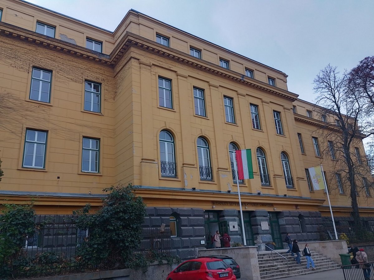 Az épület főhomlokzata napjainkban (Fotó: Bodó Péter/pestbuda.hu) 08 ma.jpg