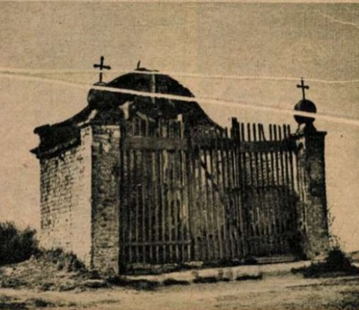 A Gellért-hegy tetején álló Golgota 1943-ban (Forrás: Képes Vasárnap, 1943. április 20.) 1943 - Képes Vasárnap, 1943.04.20..jpg