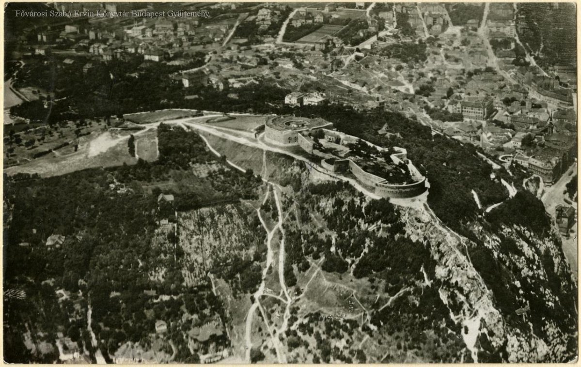 A hegy és a Citadella légifelvételről az 1930-as években (Fotó: FSZEK Budapest Gyűjtemény) Gellért-hegy 1930-as.jpg