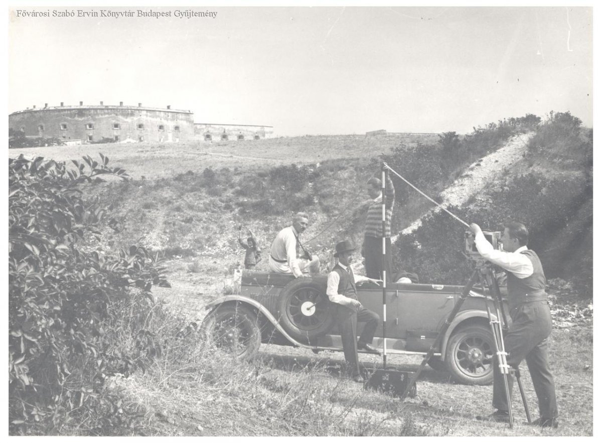 Filmforgatás az 1930-as években, háttérben a Citadellával (Fotó: FSZEK Budapest Gyűjtemény) gellért-hegy filmforgatás 1930as.jpg