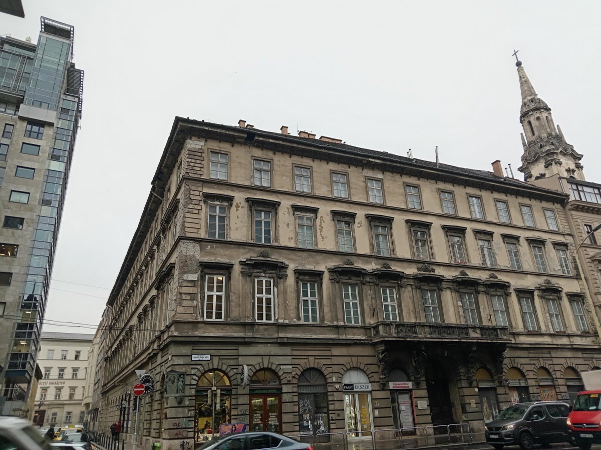 A Kossuth Lajos utca 3. szám alatti sarokházban működött a Kammon Kávéház (Fotó: Nagy László Bálint/pestbuda.hu) IMG_20241205_100011.jpg