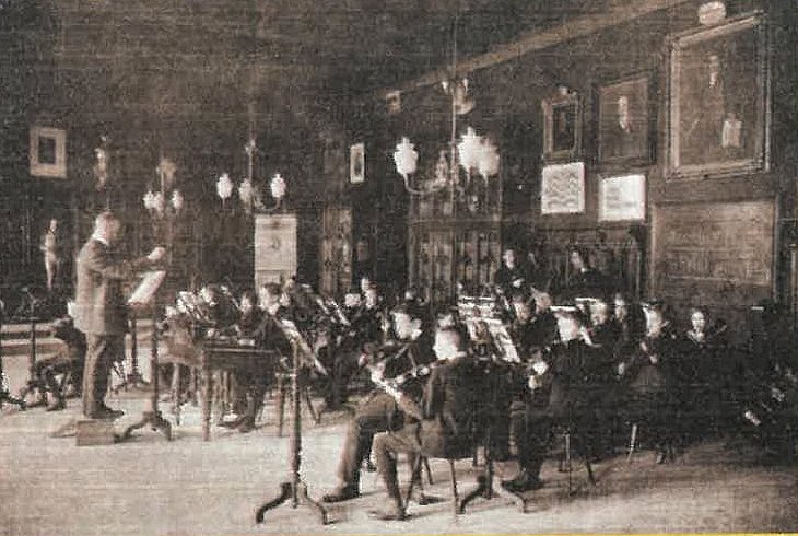 A belvárosi reáliskola (a mai Eötvös József Gimnázium) korábbi rajzterme, a későbbi díszterem 6b30e4fe-bded-4ffd-a0f1-7ddceaf81ad1 (1).jpg
