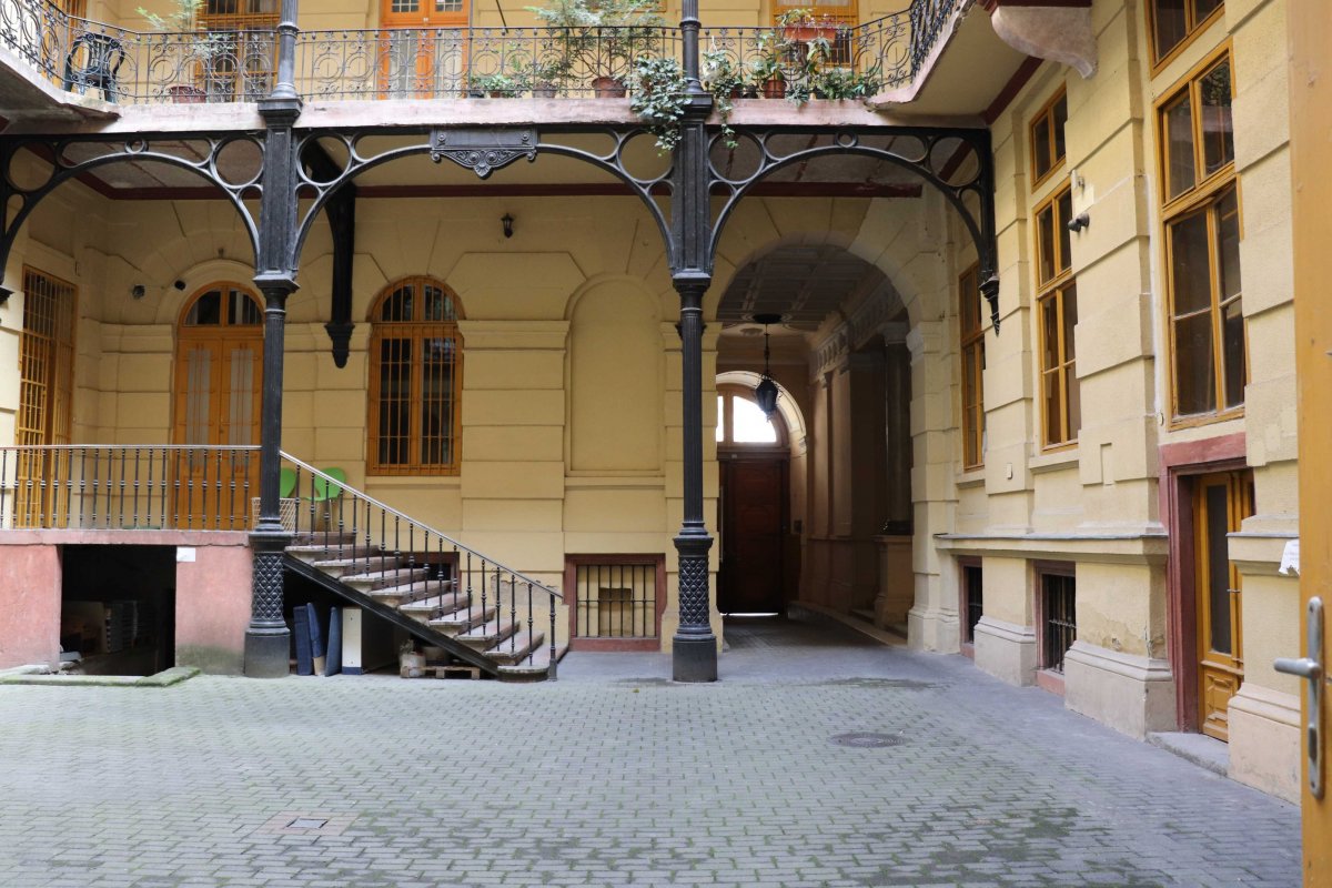 A palotarész udvara a széles bejárati kapuval (Fotó: Dubniczky Zsolt/pestbuda.hu) IMG_5764_1.jpg