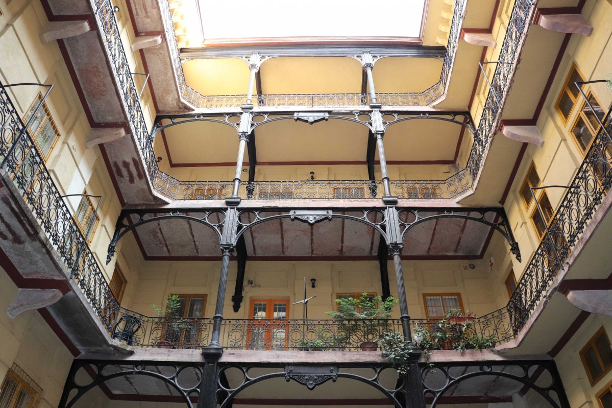 A palotarész folyósóját ízlésesen formált öntöttvas oszlopok tartják (Fotó: Dubniczky Zsolt/pestbuda.hu) IMG_5814_1.jpg